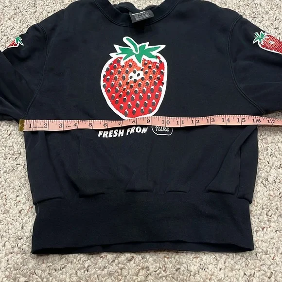 Nike Fresh From Strawberry Graphic Sweatshirt Embroidered Cropped Crew Neck XS - Picture 5 of 9